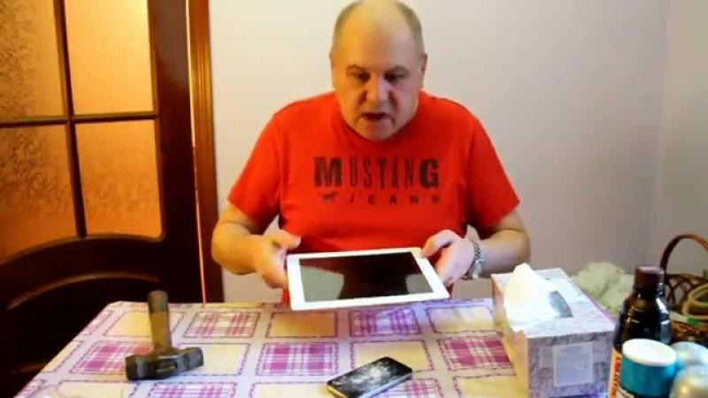Россиянин разбил молотком iPhone и iPad 