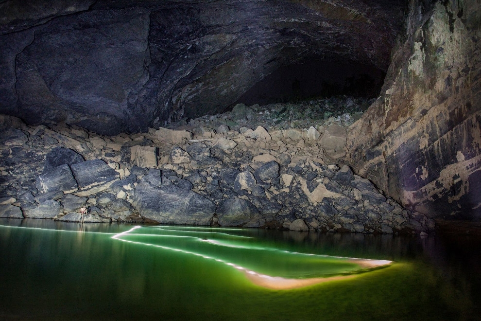 Внутри самой большой в мире пещеры Шондонг