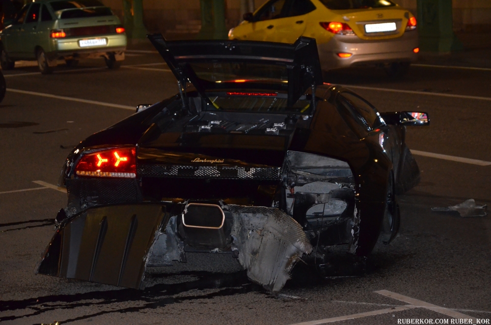 Lamborghini припарковался в витрине ЦУМа 2014г Москва