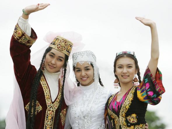 Девушки в национальных костюмах республик бывшего СССР