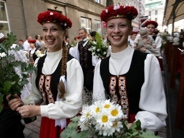 Девушки в национальных костюмах республик бывшего СССР