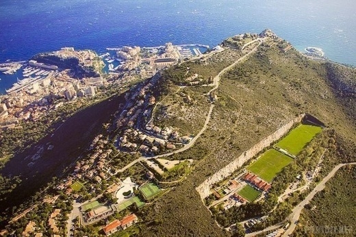 Невероятное футбольное поле в Монако