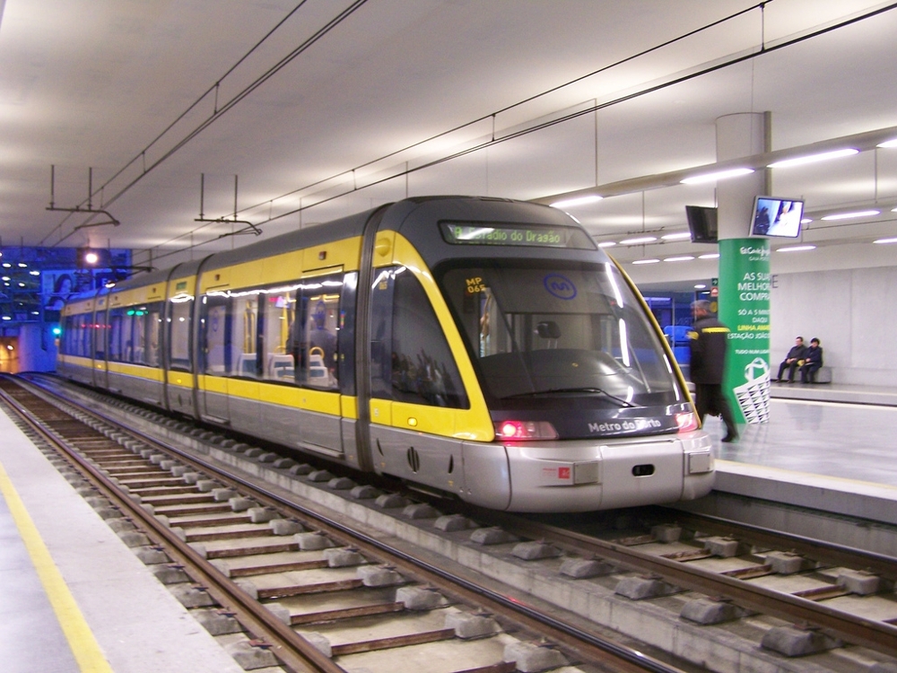 Пассажиры метро извлекли застрявшего между платформой и вагоном мужчин