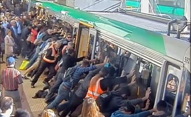 Пассажиры наклонили вагон поезда ради спасения попутчика