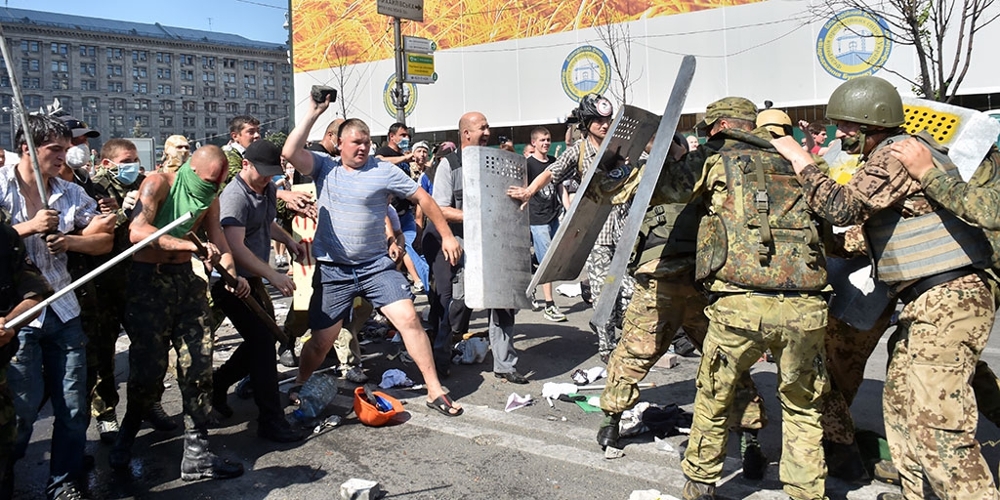 На Майдане вновь начали возводить баррикады