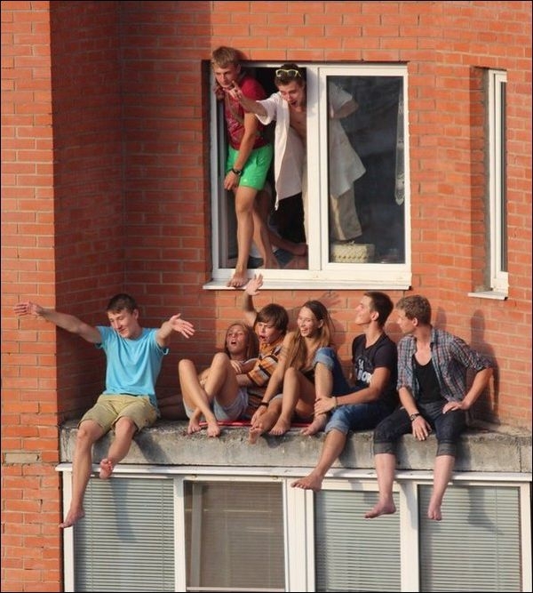 Молодежь решила проветриться «на балконе»