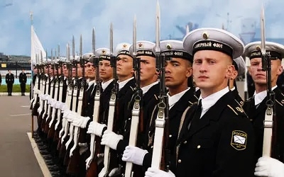 Российские моряки не дают скучать французам по вечерам