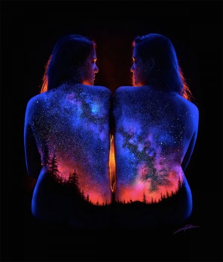 Мистический боди-арт на женских телах люминесцентными красками