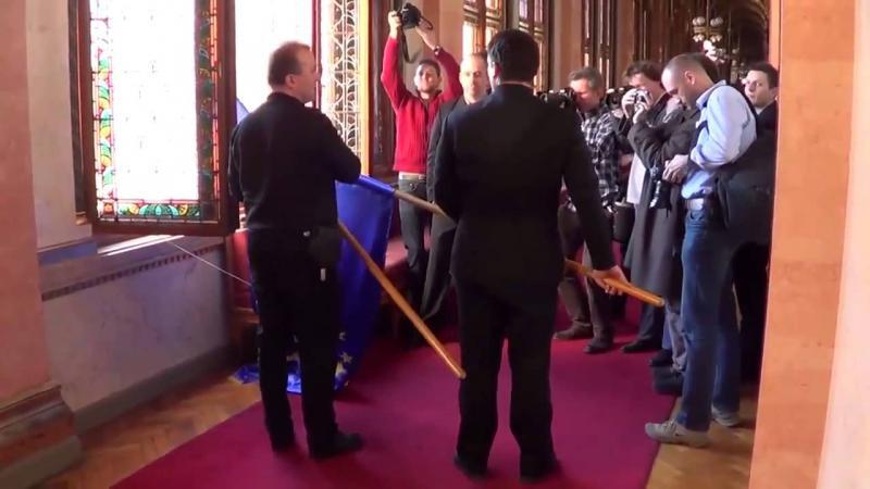Из венгерского парламента выкинули флаг ЕС 