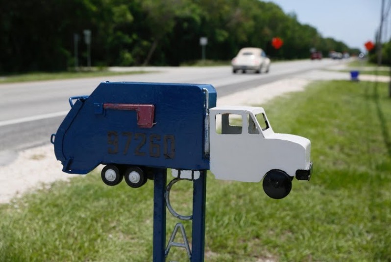Необычные почтовыя ящики вдоль шоссе