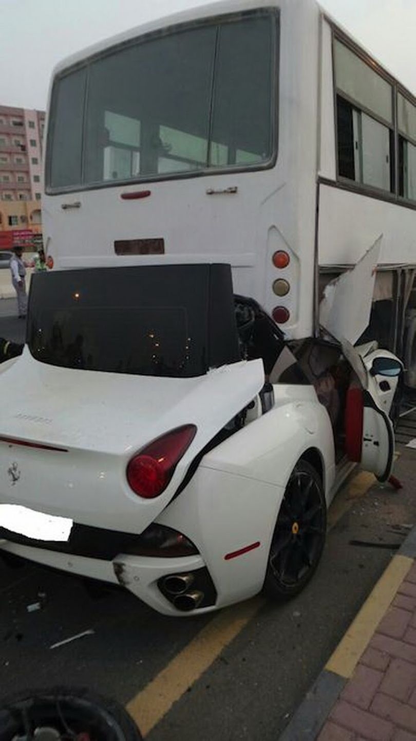 Водитель Ferrari чудом выжил после столкновения с автобусом
