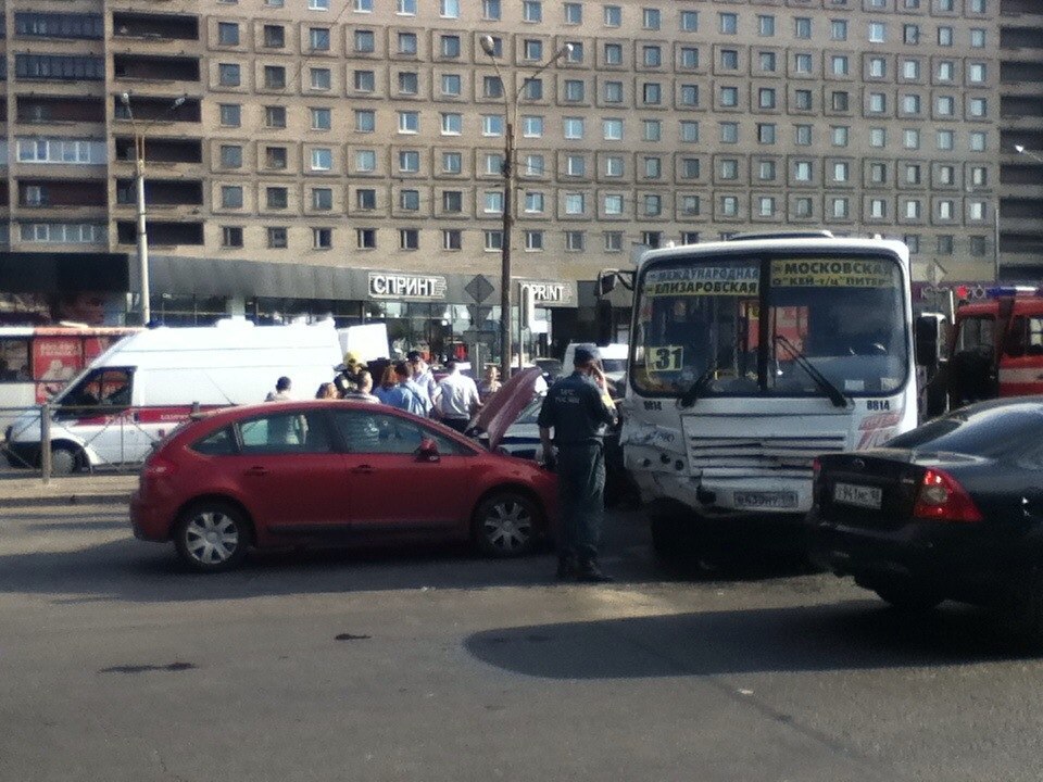 В СПб автобус пролетел на красный