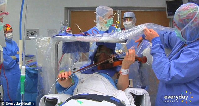 Чтобы помочь хирургам, пациент играл на скрипке во время операции