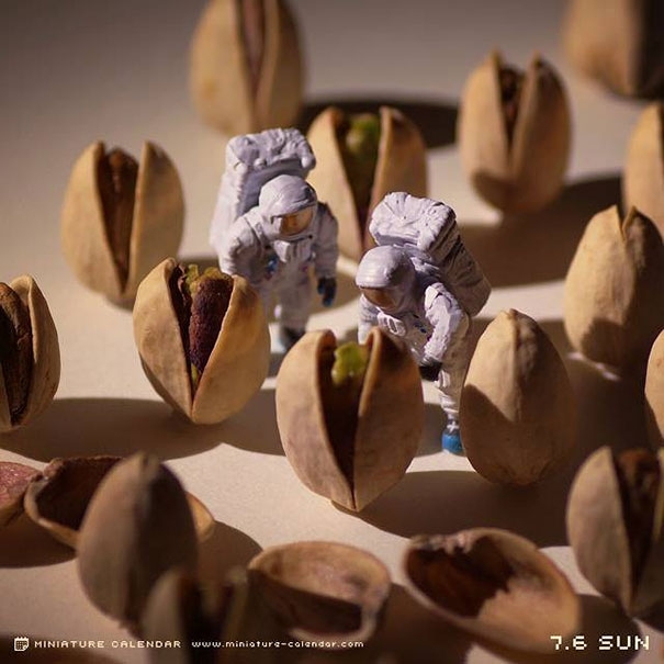 Художник создает миниатюрные сценки с подручных материалов каждый день