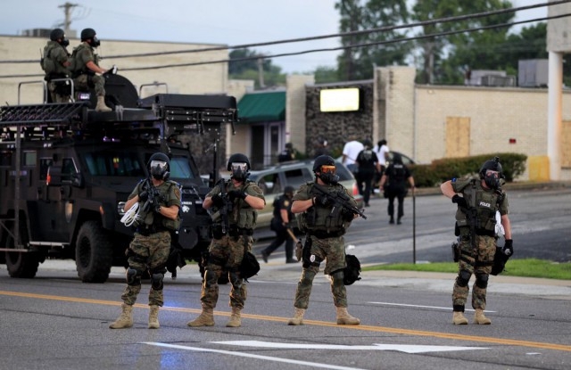  Полиция начала разгон американского "майдана" в городе Фергюсон