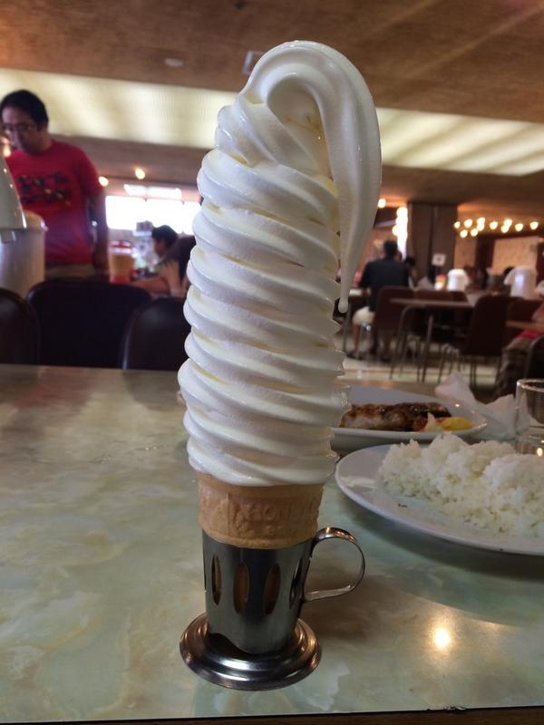 Огромная порция мороженого