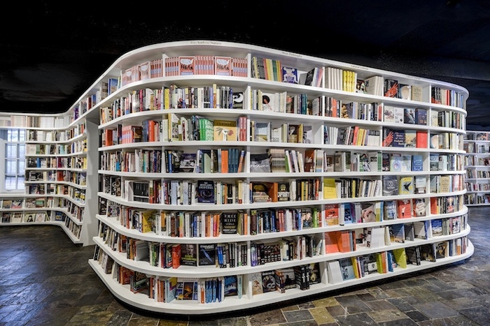 Необычный волновой интерьер книжного магазина Сан-Марко