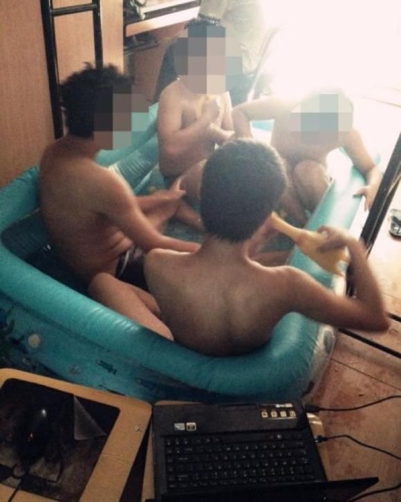 Китайские студенты спасаются в общагах от жары
