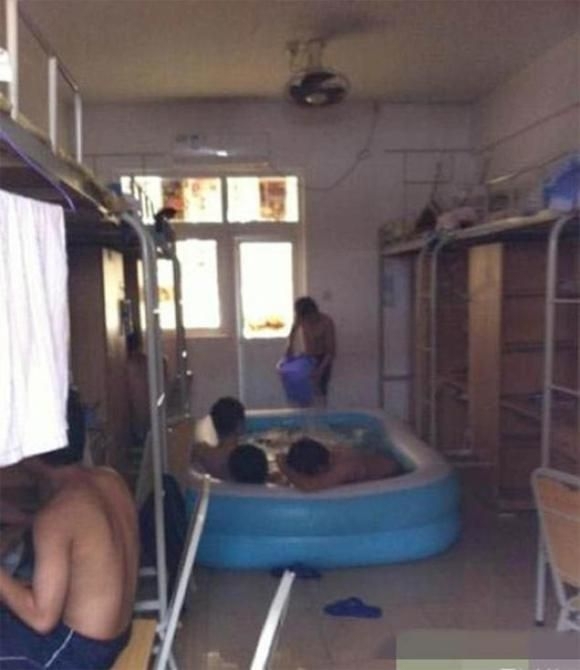 Китайские студенты спасаются в общагах от жары