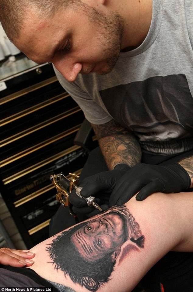 Татуировка на бедрах с портетом Робина Уильямса