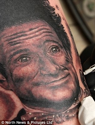 Татуировка на бедрах с портетом Робина Уильямса