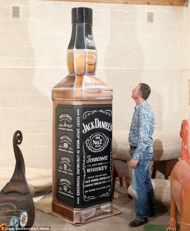 Гроб в форме бутылки виски