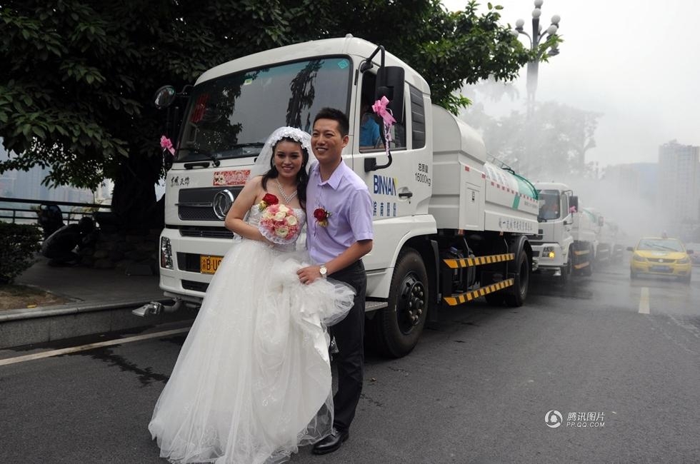 Свадебный кортеж из поливальных машин в Китае