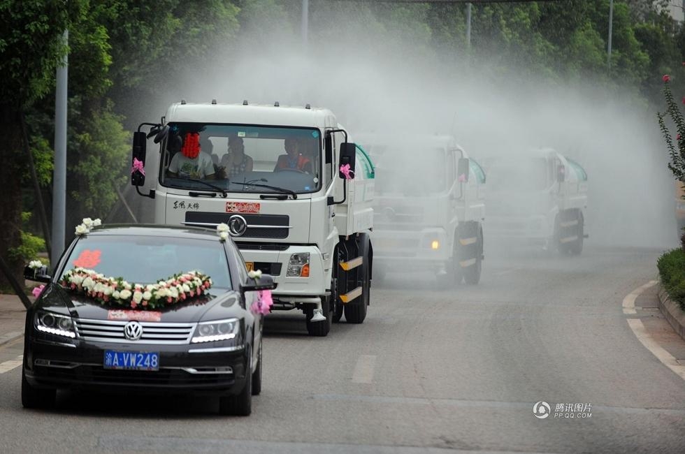 Свадебный кортеж из поливальных машин в Китае