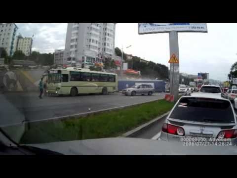 Падающий автобус во Владивостоке  