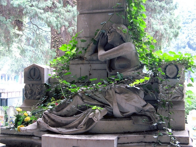 Кладбище монументов