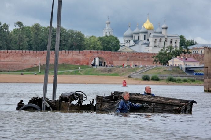 Под Новгородом из реки подняли грузовик времен ВОВ