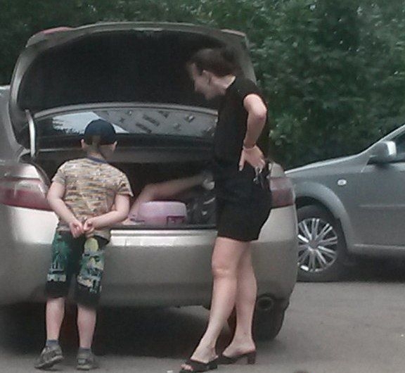 В Омске мать катала детей в багажнике