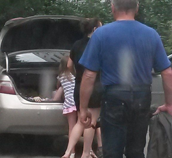 В Омске мать катала детей в багажнике