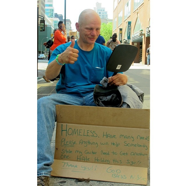 Парикмахер дарит стрижку бездомным