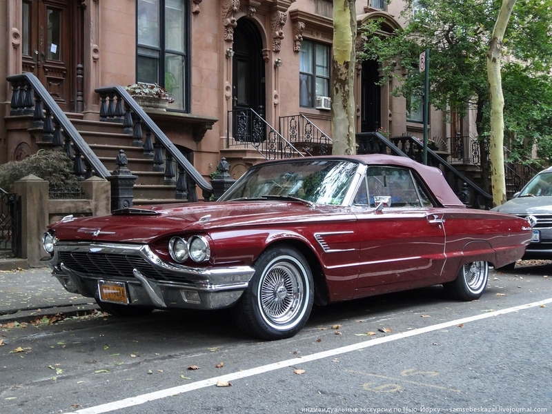 Старые автомобили на улицах Нью-Йорка