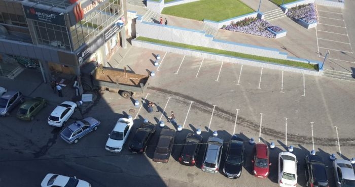 В Барнауле грузовик врезался в здание клуба