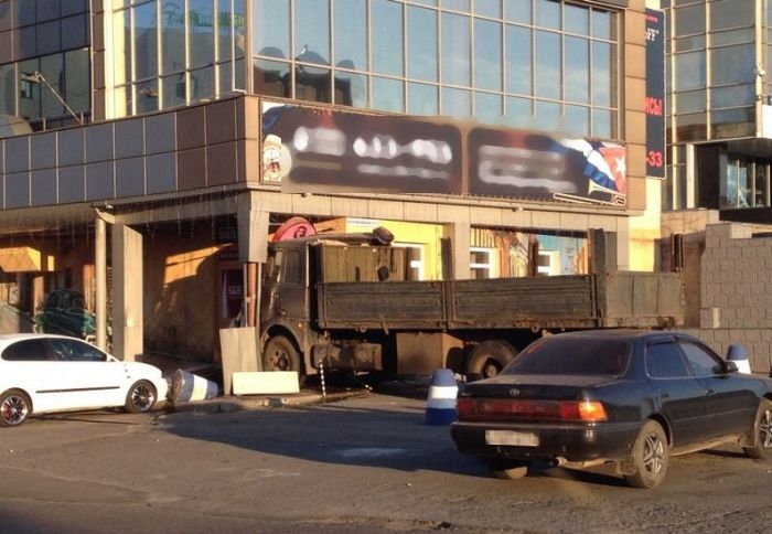 В Барнауле грузовик врезался в здание клуба