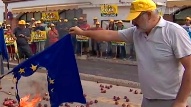 В Испании фермеры сожгли флаг ЕС и вывалили килограммы персиков и тома