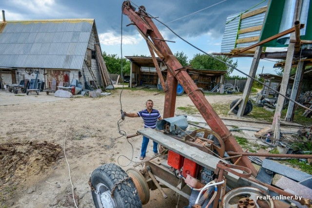  Житель Беларуси смастерил на своем участке ветряк