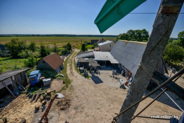  Житель Беларуси смастерил на своем участке ветряк