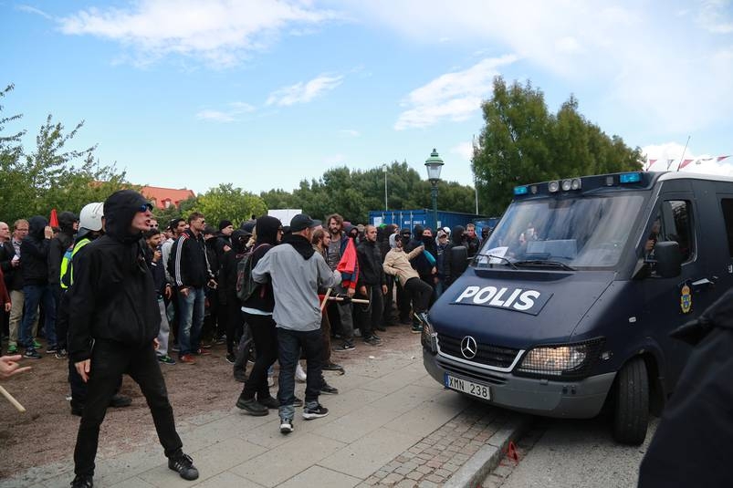 Разгон толпы в Швеции,которые против нацистской партии