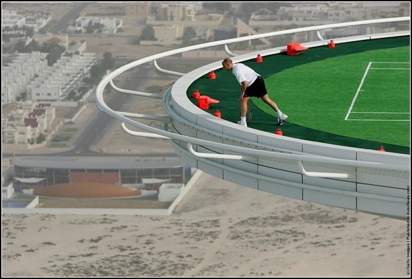  Теннисный корт на крыше отеля в Дубае