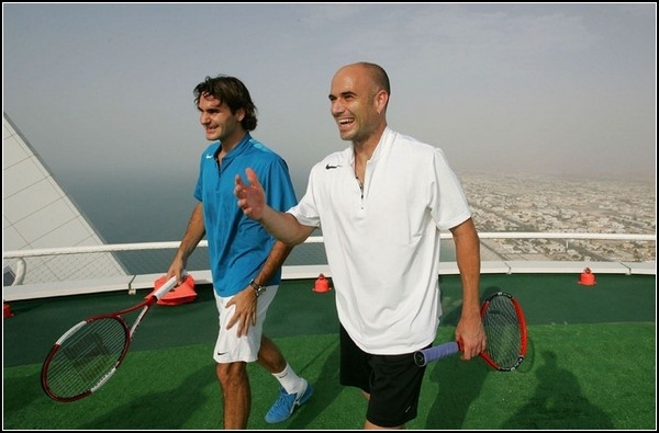  Теннисный корт на крыше отеля в Дубае