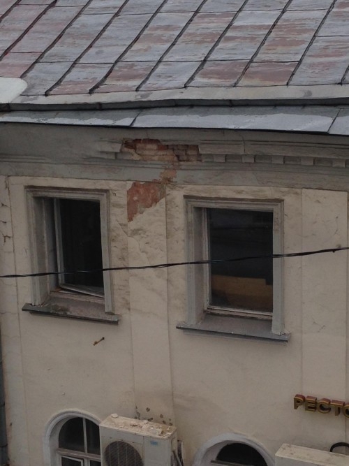 Кусок фасада отвалился от здания на Мясницкой