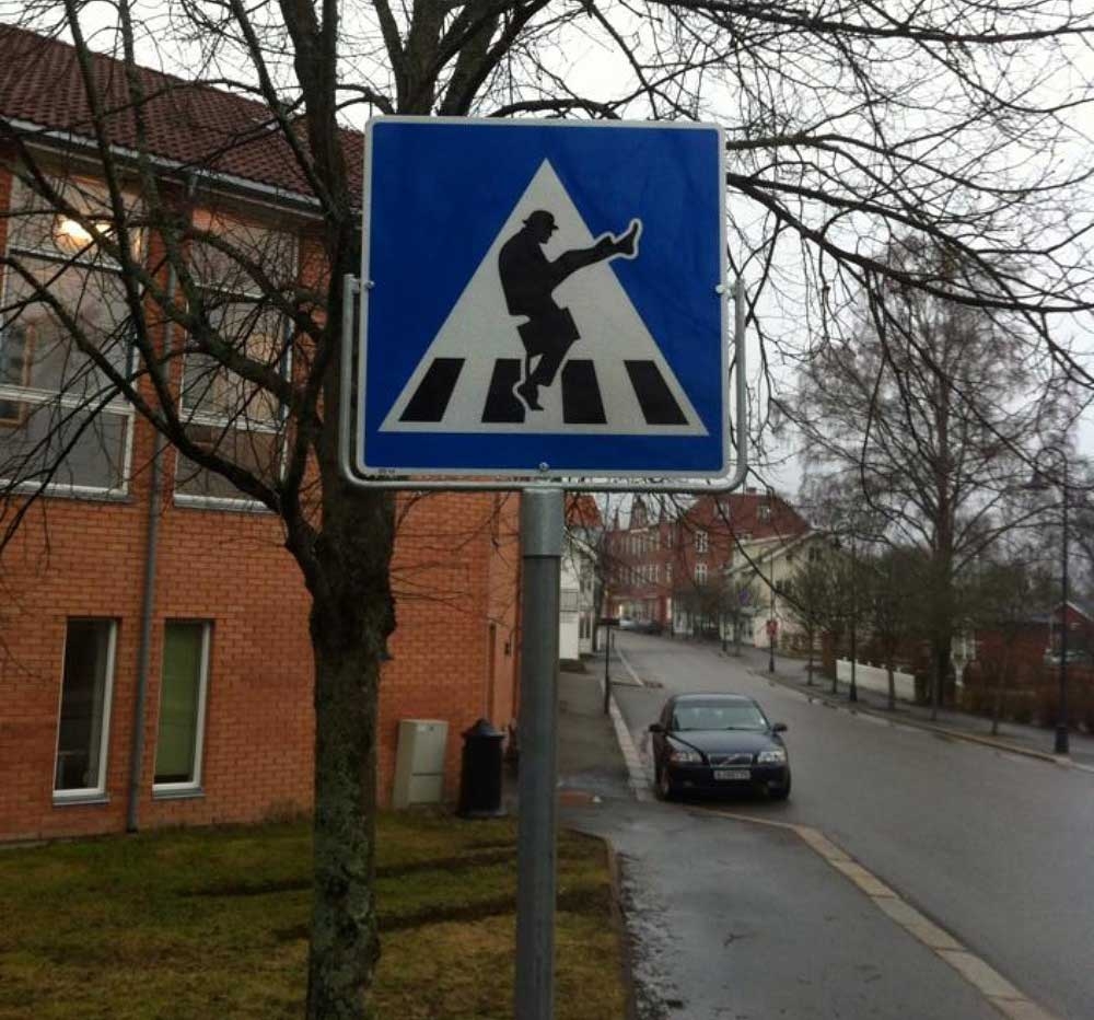 Забавный дорожный знак