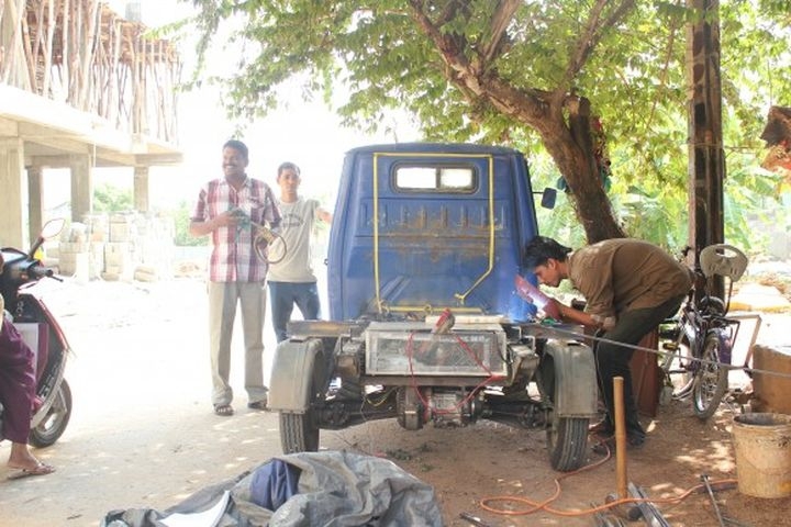 Индийцы проедут 10 тысяч километров на электрической моторикше