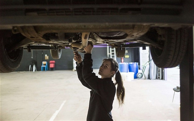 В гараже только женщины: вам — массаж, машине — ремонт