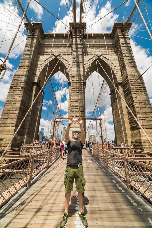 Россиянин, сделавший селфи на Бруклинском мосту, теперь будет его мыть