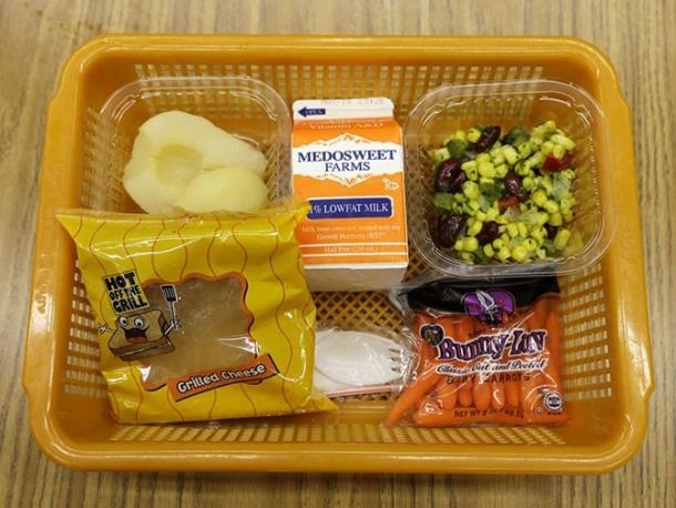 Чем кормят школьников в столовых разных стран
