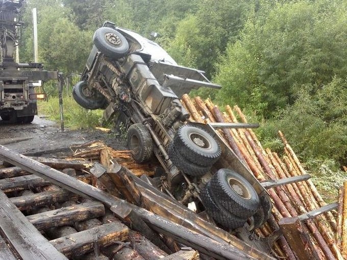 В Кировской области под лесовозом рухнул мост